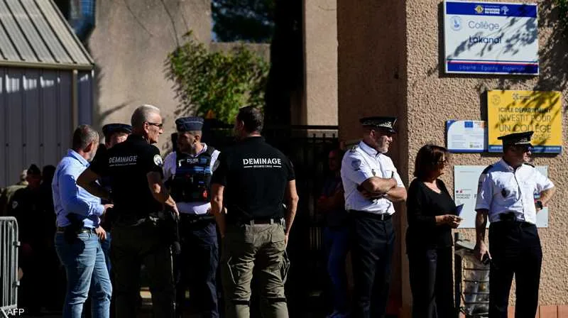 فرنسا.. توقيف تلميذ يبلغ 14 عاماً للاشتباه في إطلاقه النار على مدير مدرسته ومعلمة