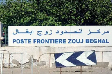 الجزائر ترحل 33 مغربياً عبر معبر «زوج بغال» بعد توقيفهم في قضايا مرتبطة بالهجرة